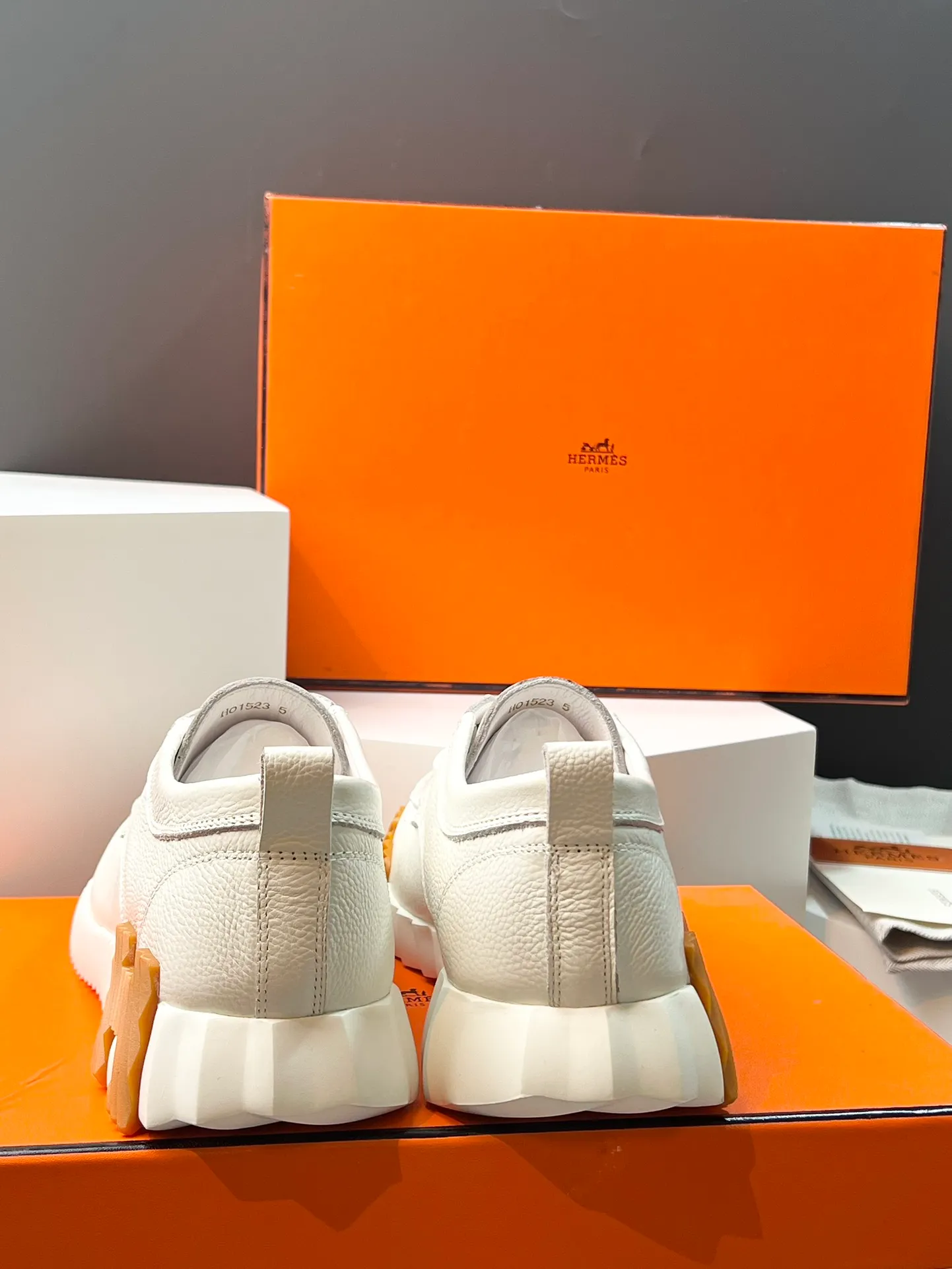 PP660【Hermes】fe new arrival~New Bouncing sneakers are the most comfortable shoes from Hermès. They are extremely light on the feet and look great. You won’t feel tired even when you go shopping and running around👍. They are light and comfortable. They are extremely light. They are perfect for both sports and leisure. They feel great when you step on them! It’s up to you to choose, there’s always what you want~ ✔️Fabric: Imported first-layer cowhide ✔️Inner lining: Imported water-dyed cowhide ✔️Outsole: Seamless combination of IP+TPU (multi-color letters) German technology irradiation machine ✔️Code number: Male 38-44 (45 customized)